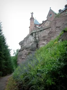 Mont Sainte-Odile - Couvent (monastère) perché sur la falaise de grès rose, sentier, buissons et arbres