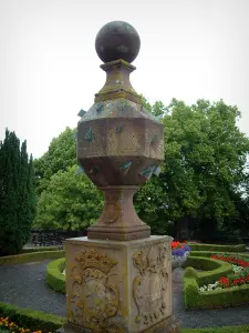 Mont Sainte-Odile - Terrasse du couvent (monastère) avec cadran solaire géographique, parterres, fleurs et arbres