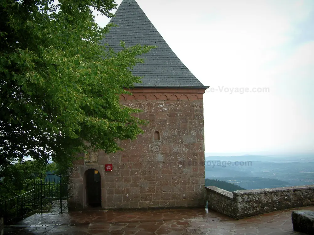 Le mont Sainte-Odile - Mont Sainte-Odile: Terrasse du couvent (monastère) avec la chapelle des Anges (chapelle Saint-Michel), un arbre et des collines en arrière-plan