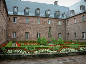 Mont Sainte-Odile - Couvent (monastère) : jardin du cloître avec parterres, fleurs et statue de Sainte Odile