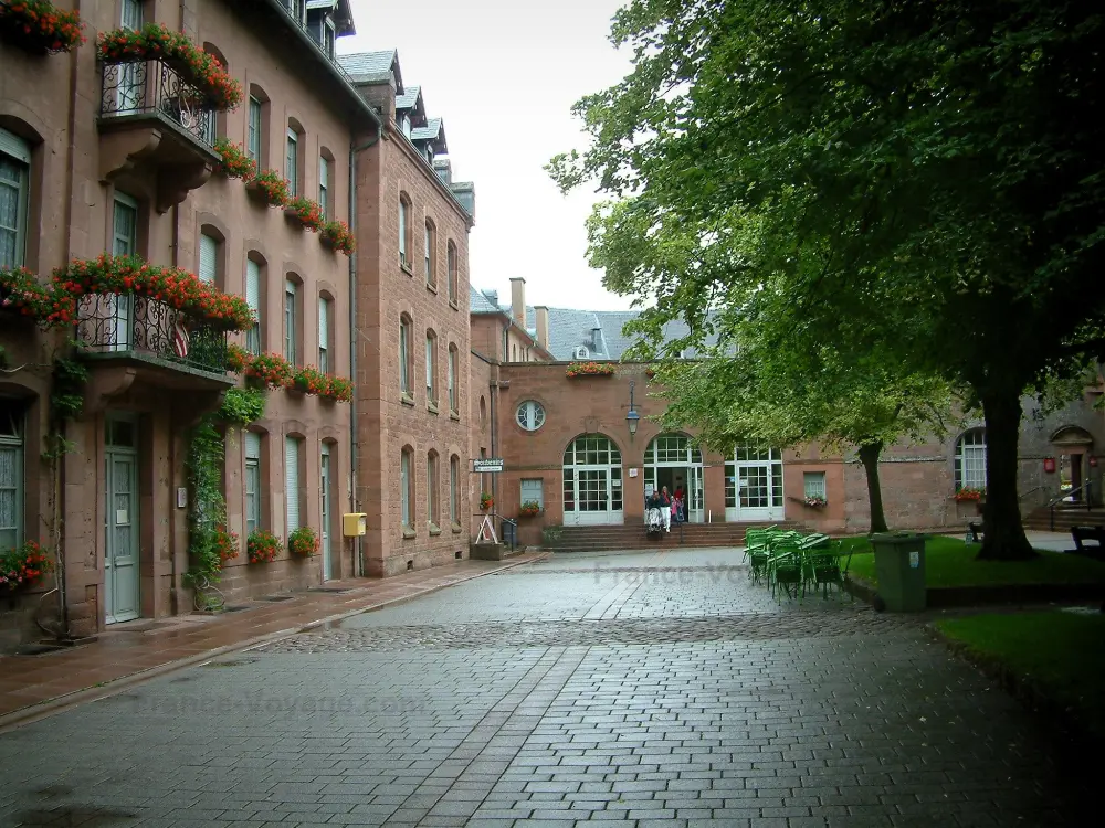 Le mont Sainte-Odile - Mont Sainte-Odile: Couvent (monastère) : grande cour avec hôtellerie et arbres (tilleuls)