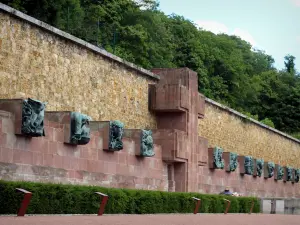 Mont Valérien - Gedenkteken van de strijd tegen Frankrijk - Sculpturen en kruisen van Lotharingen bij het Memorial van Strijdend Frankrijk