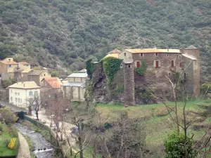 Montagna Nera - Veduta del borgo e il suo castello Roquefère