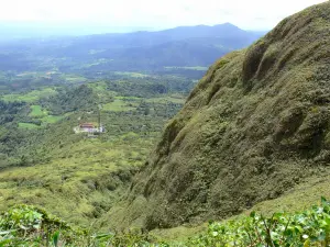 Montagna Pelée - Guarda parcheggio spoiler e il paesaggio verde circostante dal sentiero per la cima del vulcano