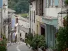 Montaigu-de-Quercy - Abfallende Strasse gesäumt von Häusern