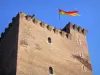 Montar - Tijolo vermelho manter no castelo medieval de Montaner