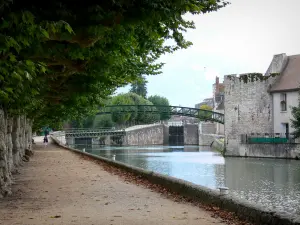 Montargis - Promenade running alongside the Briare canal