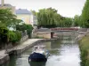 Montargis - Bateau naviguant sur le canal, maisons et arbres