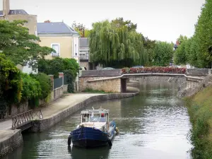Montargis - Barche di navigazione, delle case sui canali e alberi