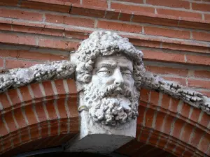 Montauban - Sculpture (statue) d'une façade de la rue de la République