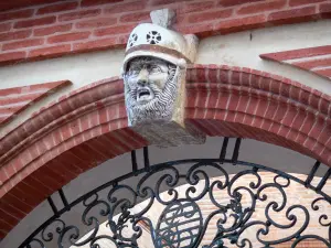 Montauban - Détail du portail de l'hôtel Lefranc de Pompignan