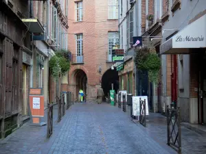 Montauban - Rue commerçante bordée de boutiques