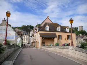 Montbard - Blumige Brücke und Häuser der Stadt