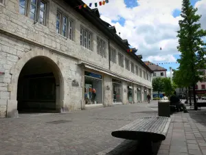 Montbéliard - Halles et place agrémentée de bancs et d'arbres