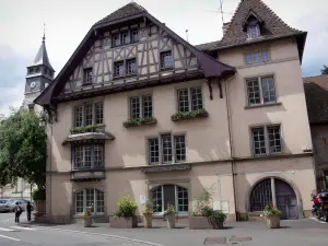 Montbéliard - Façade d'une maison et clocher du temple Saint-Martin