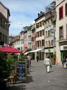 Montbéliard - Rue des Febvres, terrasse de café, boutiques et façades de maisons