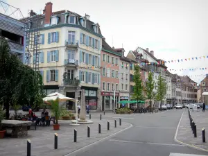 Montbéliard - Caffè all'aperto, negozi e case di Place Denfert-Rochereau