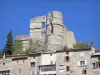 Montbrun-les-Bains - Ruinen der mittelalterlichen Burg mit Blick auf die Häuser des alten Dorfes