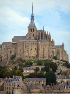 Monte Saint-Michel - Abadía de la iglesia y la abadía de los edificios de la abadía benedictina con vistas a las casas y las murallas de la ciudad medieval (pueblo)