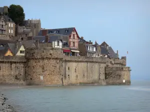Monte Saint-Michel - Las paredes y las casas de la ciudad medieval (pueblo), mar (Canal Inglés)