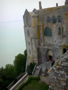 Monte Saint-Michel - Abadía benedictina: la Maravilla (edificio gótico) y el jardín de la abadía a continuación