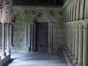 Monte Saint-Michel - Dentro de la abadía benedictina: la Maravilla: callejón del claustro