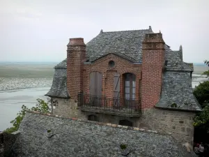 Monte Saint-Michel - Casa de la ciudad medieval (aldea) con vistas a la bahía de Monte Saint-Michel