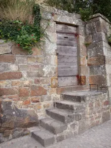 Monte Saint-Michel - Puerta de madera y una pequeña escalera