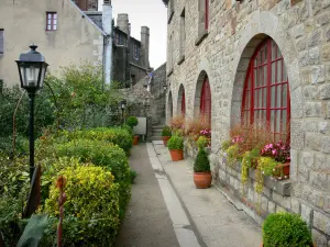 Monte Saint-Michel - Jardín poste de luz y casas de la ciudad medieval (pueblo)