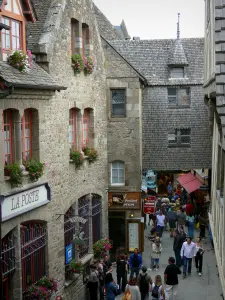 Monte Saint-Michel - Concurrida calle con casas de piedra y alcachofas de la casa (puente de la calle)