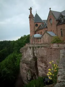 Monte Sainte-Odile - Convento (monastero) nella parte superiore della rupe di arenaria rossa, i fiori e gli alberi della foresta sottostante