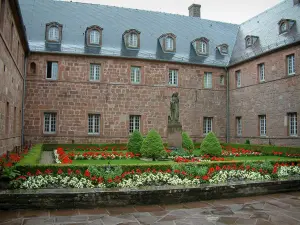 Monte Sainte-Odile - Convento (monastero), giardino del chiostro con prati, fiori e statua di S. Odile