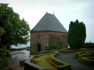 Monte Santa Odilia - Terraza del convento (monasterio) con césped, flores, árboles y la Capilla de las Lágrimas