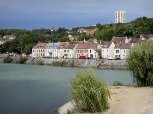 Montereau-Fault-Yonne - Splitsing van de Yonne en de Seine en de gevels van huizen aan de kade van de Seine