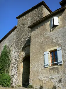 Montesquiou - Casa facciata e fortificato cancello Castelnau (villaggio)