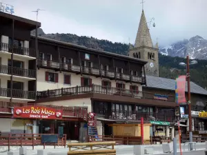 Montgenèvre - Ski Resort (estación de esquí de invierno y verano): iglesia de campanario San Mauricio con su linterna, y las tiendas artesanales