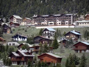 Montgenèvre - Ski Resort (estación de esquí de invierno y verano): edificios, casas de campo y los árboles