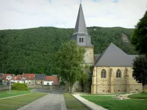 Monthermé - Kirche Saint-Léger, Häuserfassaden und Wald