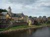 Montignac - Chiesa e case della città sul fiume (il Vezere), cielo nuvoloso, in Périgord