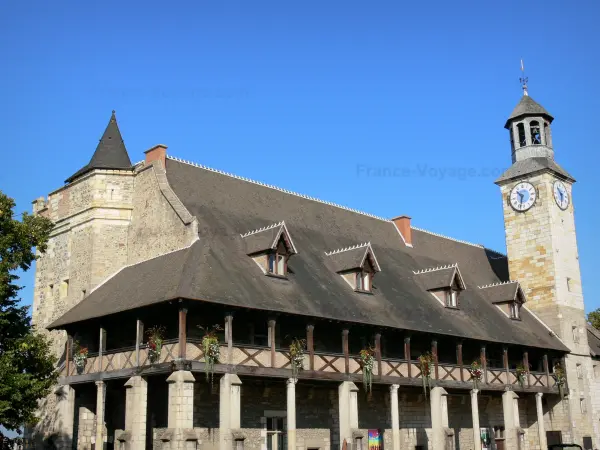 Montluçon - Château des ducs de Bourbon, abritant le musée des musiques populaires, avec sa galerie à l'italienne et sa tour de l'Horloge