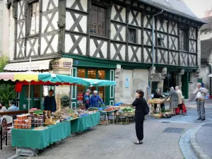 Montluçon - Maison des Douze Apôtres (façade à pans de bois) et étals du marché