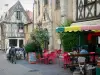 Montluçon - Voorgevel van de kerk Saint-Pierre, een cafe terras en vakwerkhuizen van de oude stad