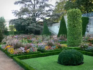 Montluçon - Parterres fleuris du jardin Wilson (jardin des remparts, jardin à la française)