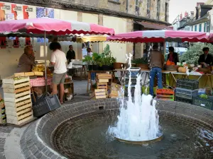 Montluçon - Fountain of the Place Notre-Dame square and market stalls