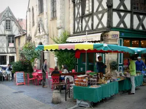 Montluçon - Maison des Douze Apôtres (façade à pans de bois), église Saint-Pierre, terrasse de café et étal du marché