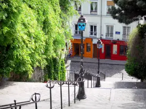 Montmartre - Trap naar de Rue Gabrielle en kleurrijke winkelpuien