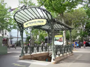 Montmartre - Edicule Guimard Art Nouveau bij de ingang van het metrostation Place des Abbesses