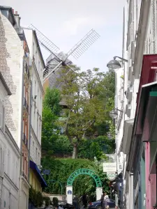 Montmartre - Uitzicht op de Moulin de la Galette van de straat Tholozé