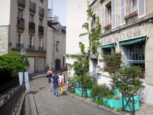 Montmartre - Geplaveide straat en de gevels van Montmartre