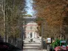 Montmirail castle - Entrance portal, alley lined with trees leading to the castle